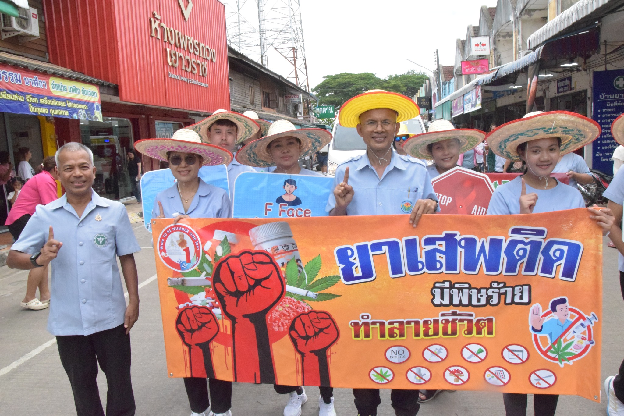 วันที่ 8 ตุลาคม 2568 นายสุริยา เชื่องข้าง สาธารณสุขอำเภอไชยา นำคณะเจ้าหน้าที่ในสังกัดสำนักงานสาธารณสุขอำเภอไชยา ร่วมขบวนแห่เรือพระพร้อมเดินรณรงค์ให้ความรู้แก่ประชายนเรื่องโรคไม่ติดต่อเรื้อรัง